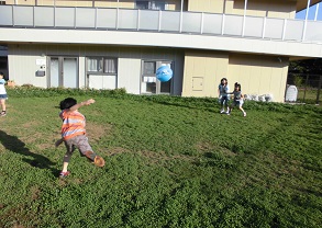 庭で思い切り走り回る！子どもたちはとにかく外遊びが大好きです。