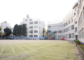 校庭では、サッカーや三歩当てなどのボール遊びで盛り上がります。