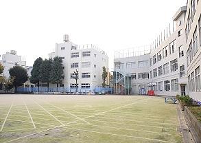 小 学校の校庭で、思い切り体を動かして遊びます。